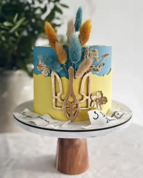 About Us preview – Ukrainian-style cake with trident decoration
